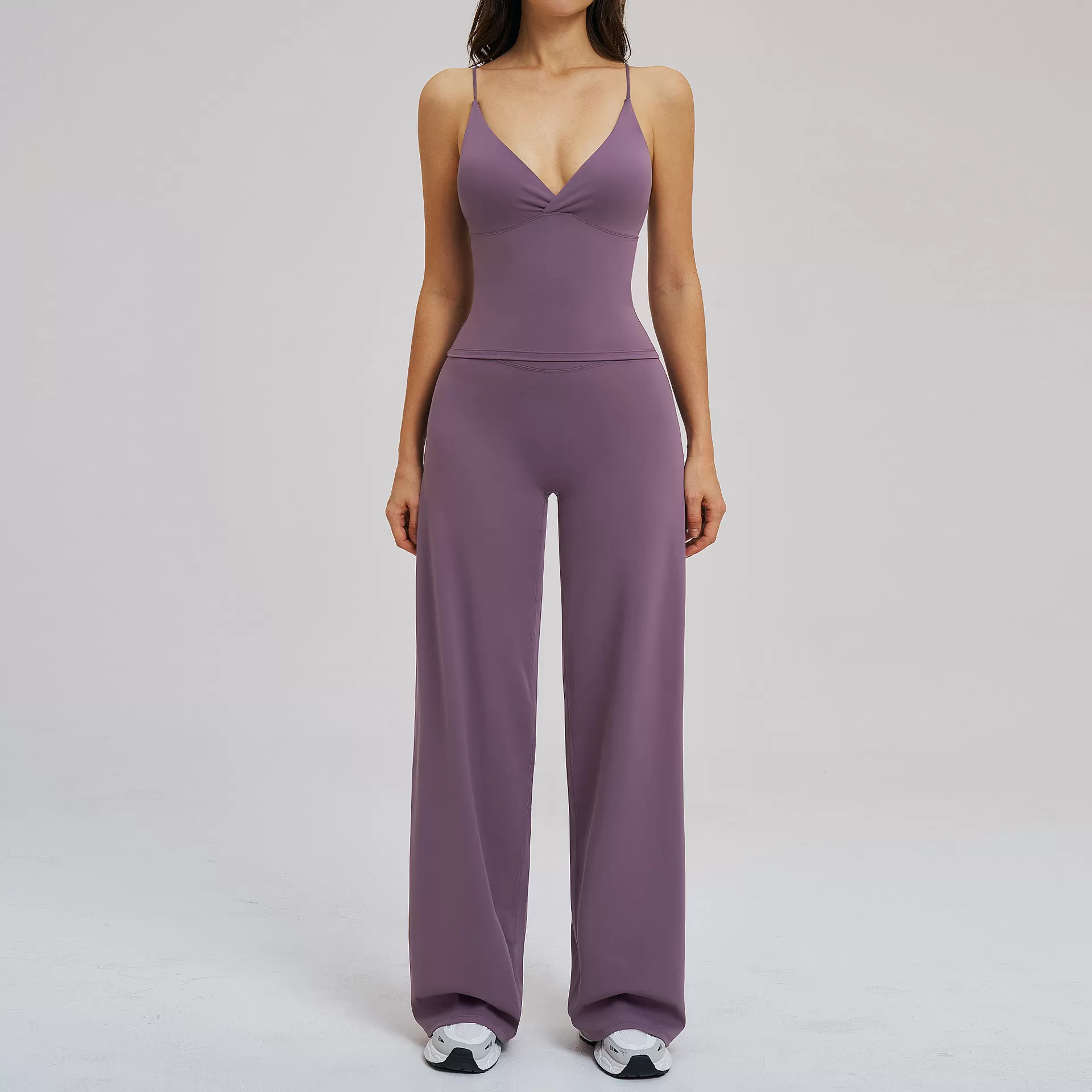 Conjunto morado de camiseta y pantalón