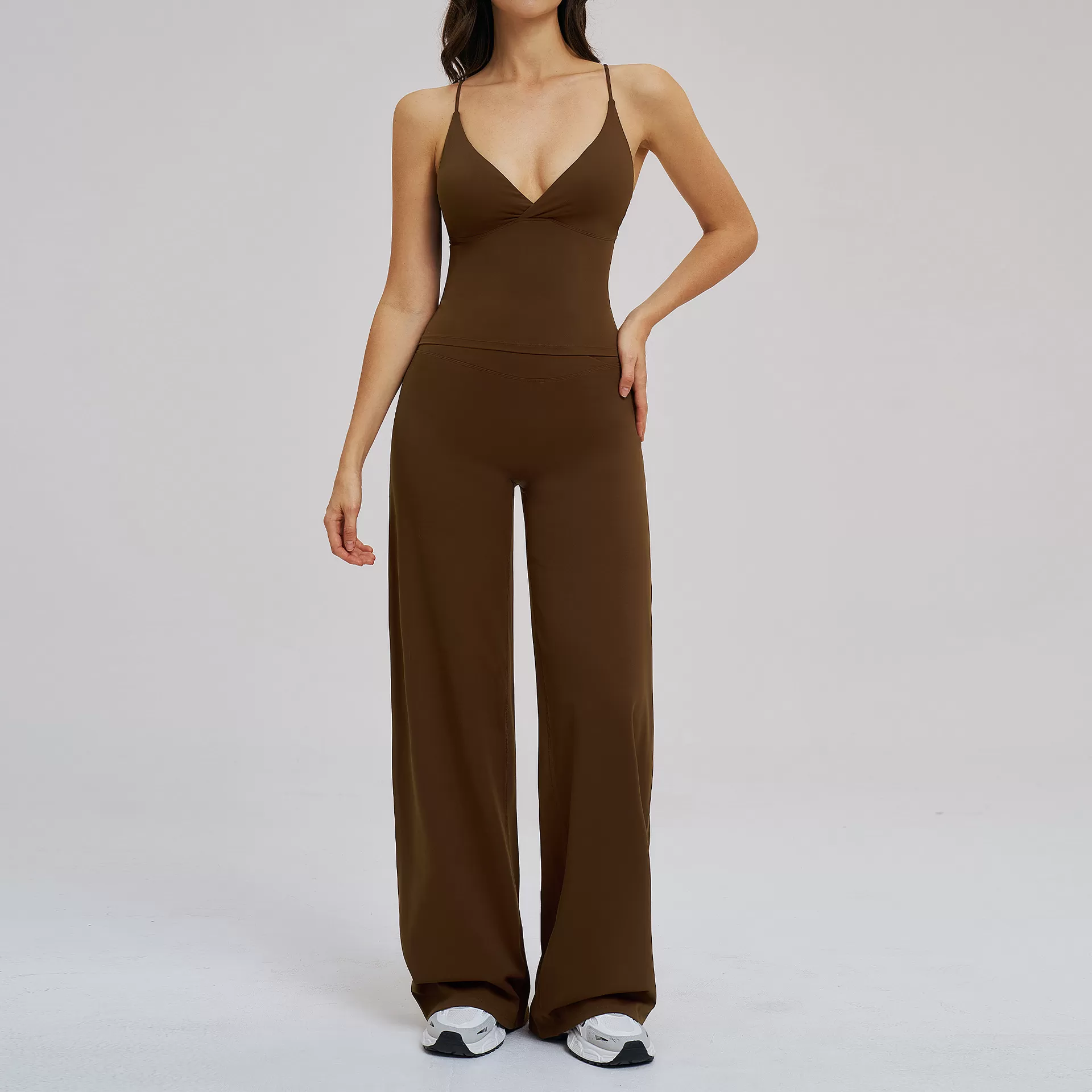 Camisetas y pantalones marrones