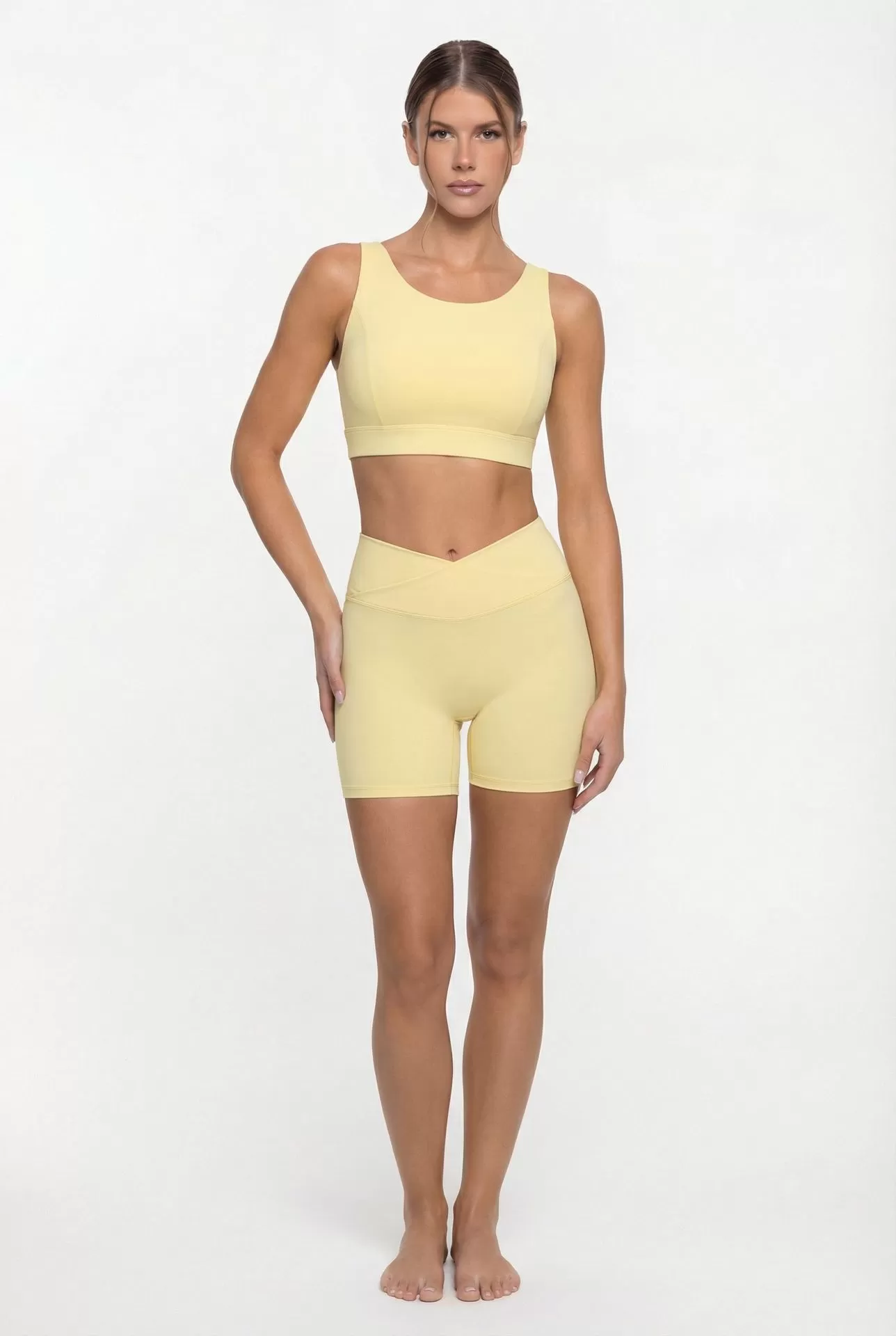 Camisetas y pantalones cortos amarillos