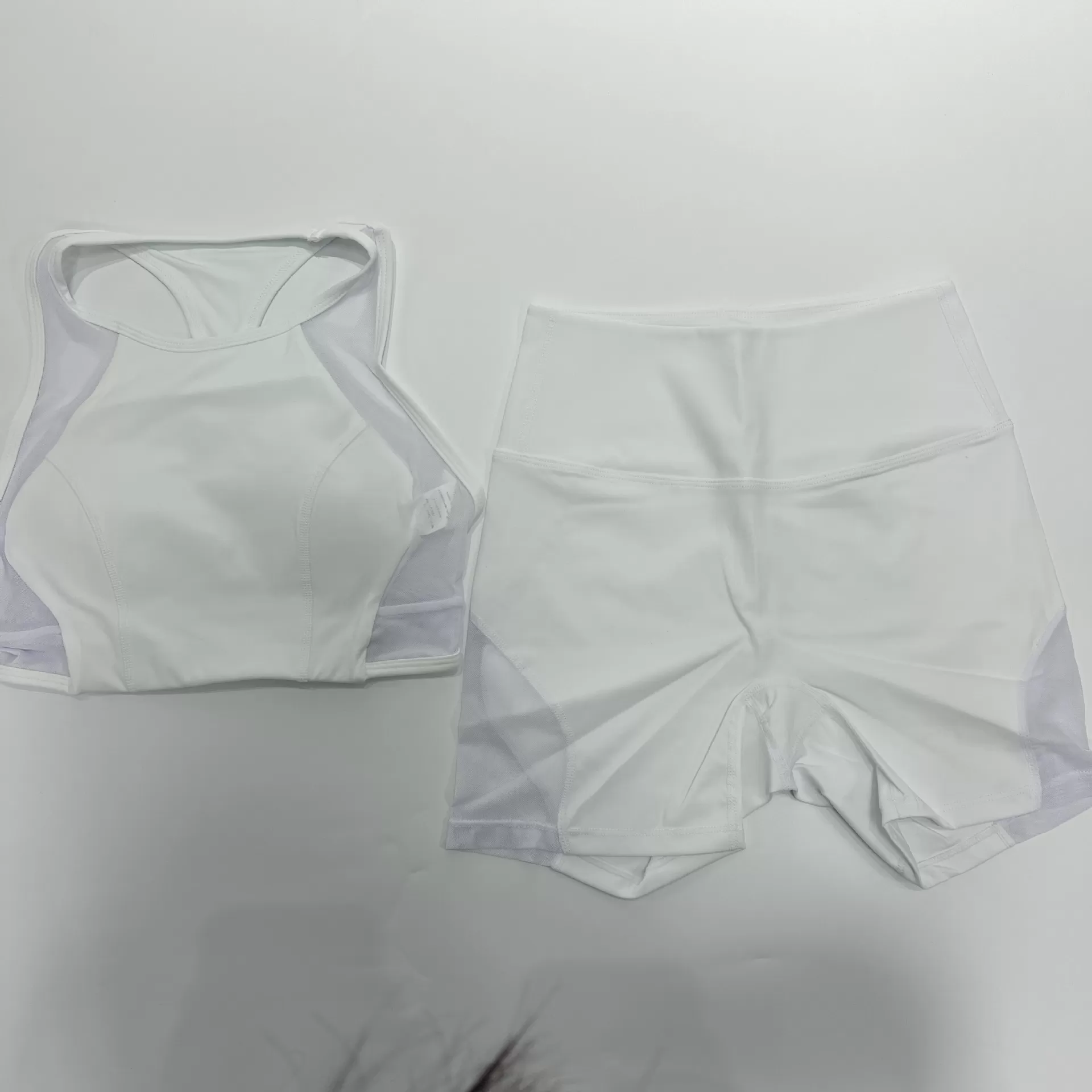 Sujetador y pantalones cortos en color blanco roto