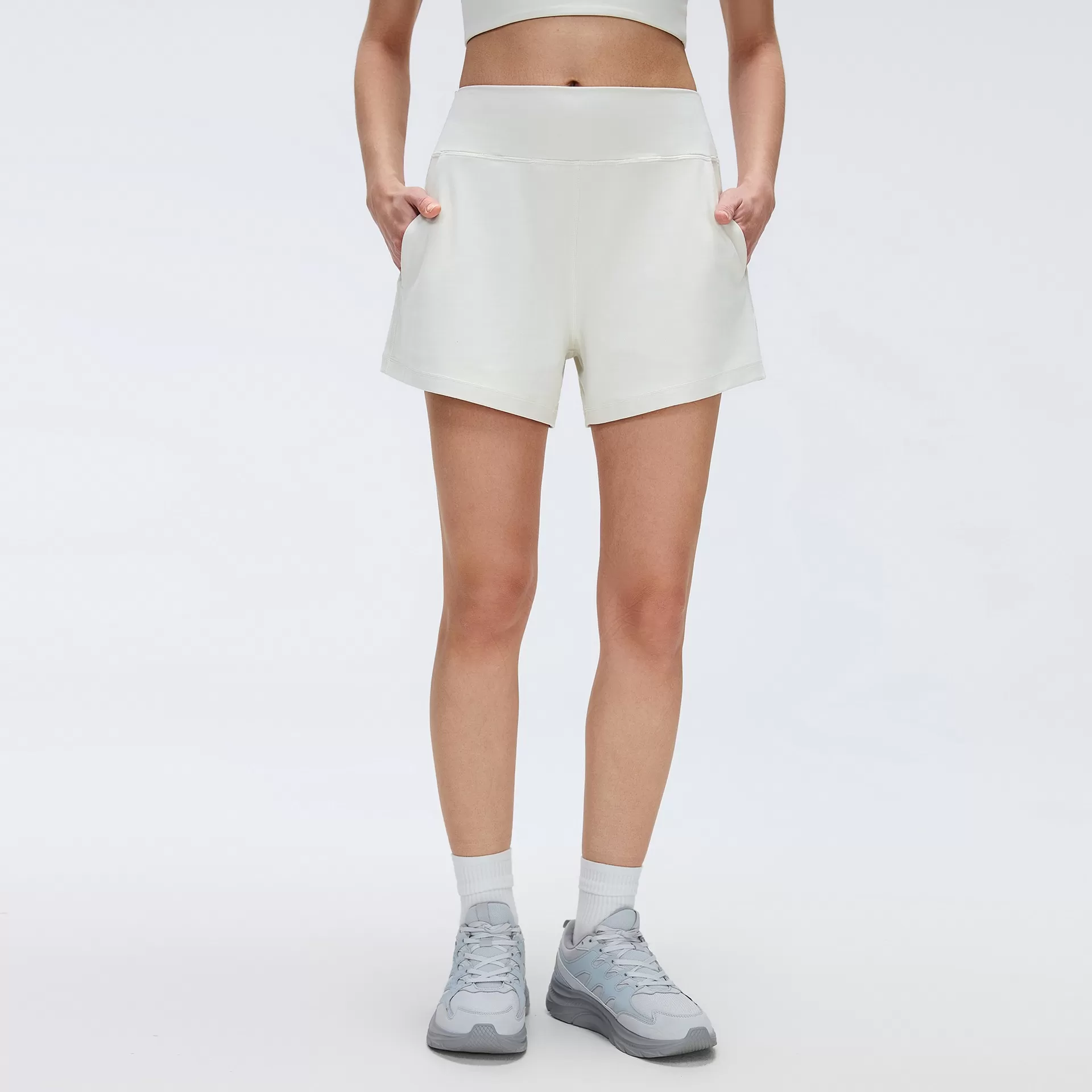 pantalones cortos de color blanco roto