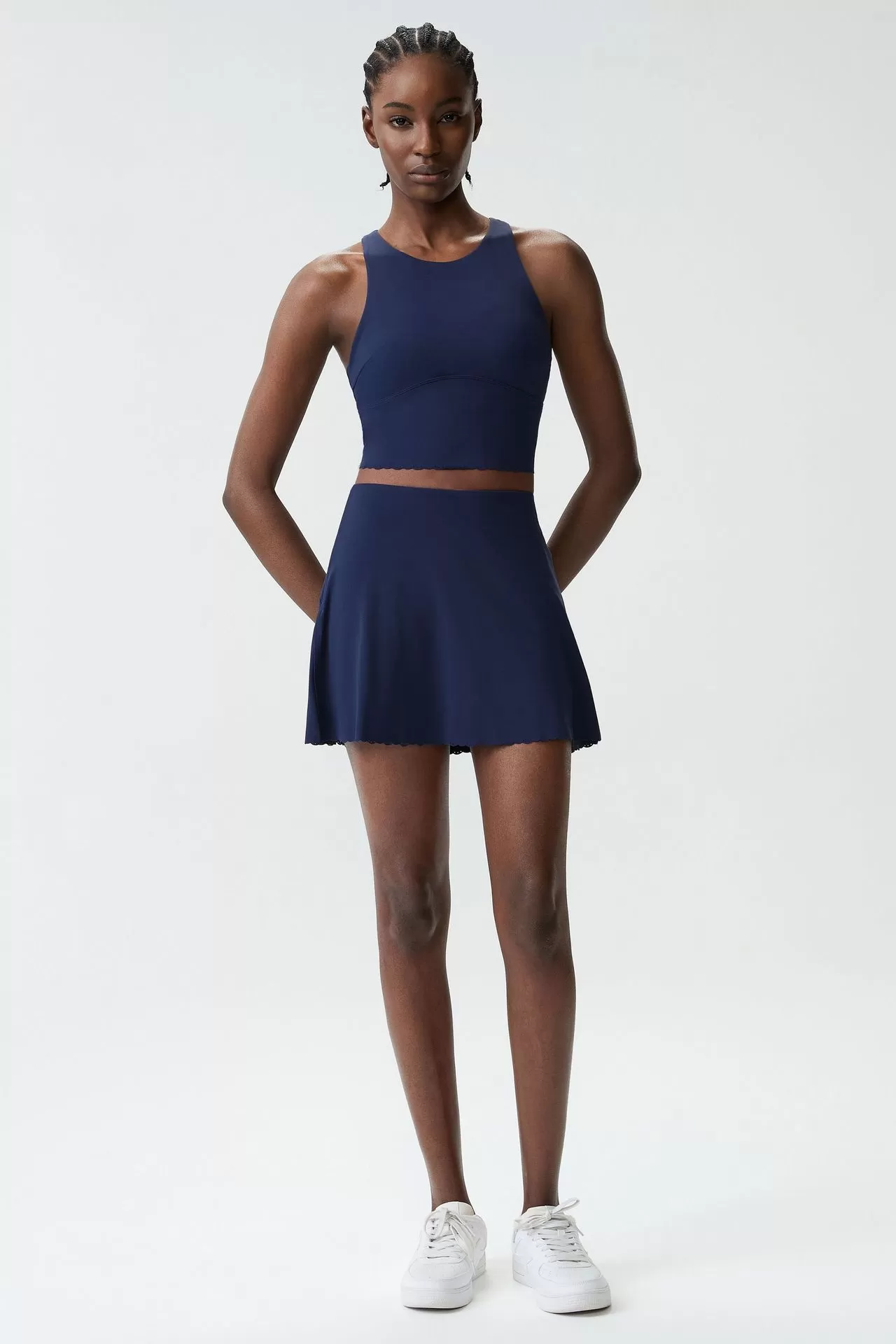 Sujetador y falda azul marino