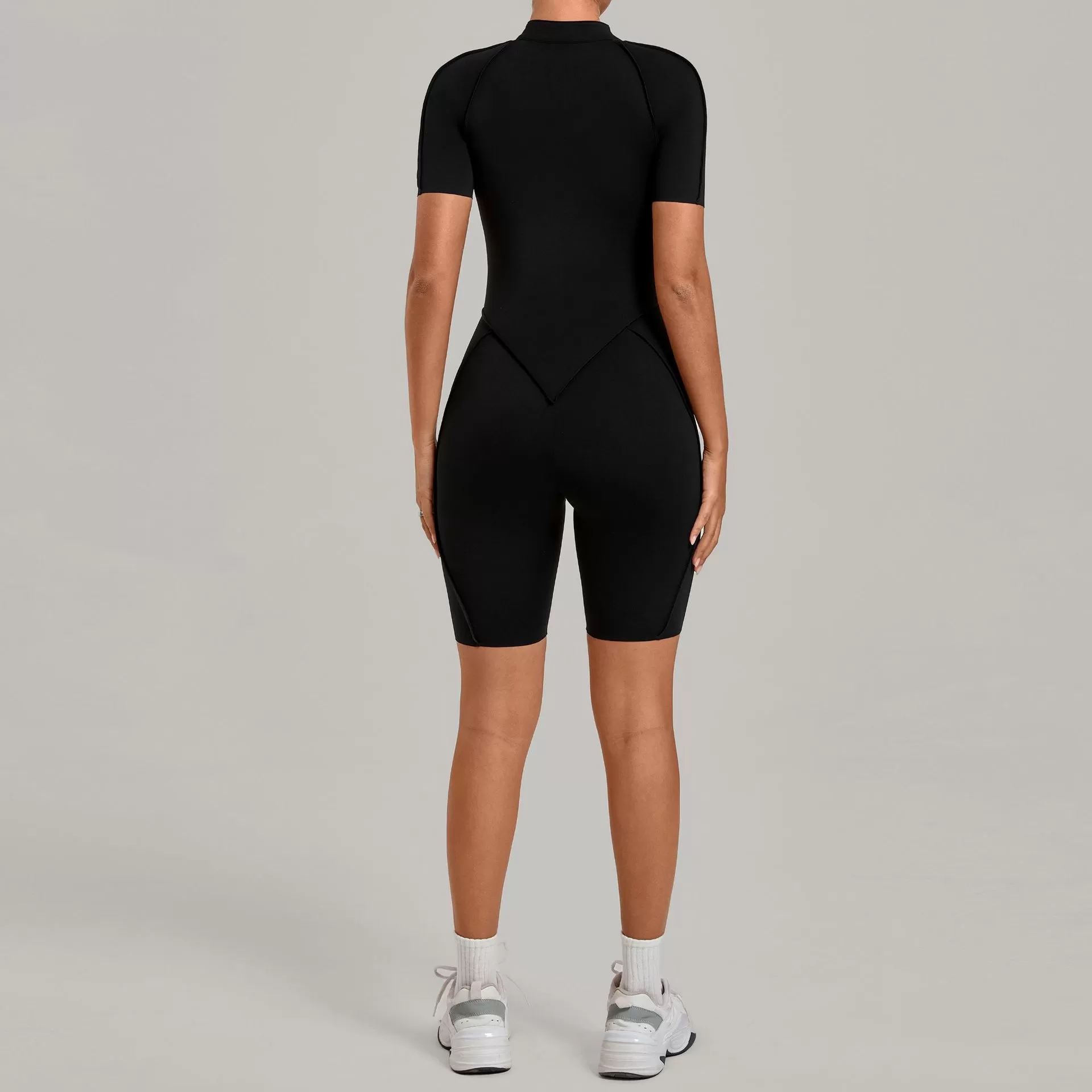 Mono deportivo de una pieza para mujer con media cremallera y manga corta, ideal para yoga y fitness (FGB2630)