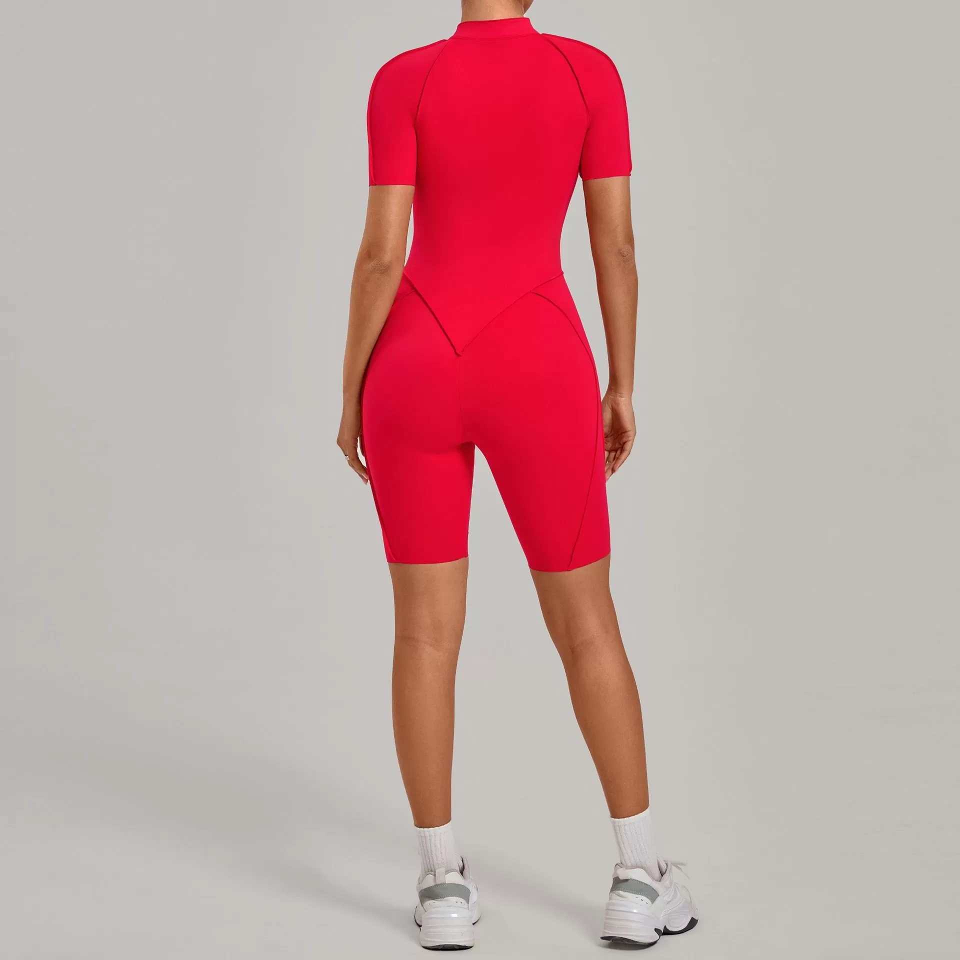 Mono deportivo de una pieza para mujer con media cremallera y manga corta, ideal para yoga y fitness (FGB2630)