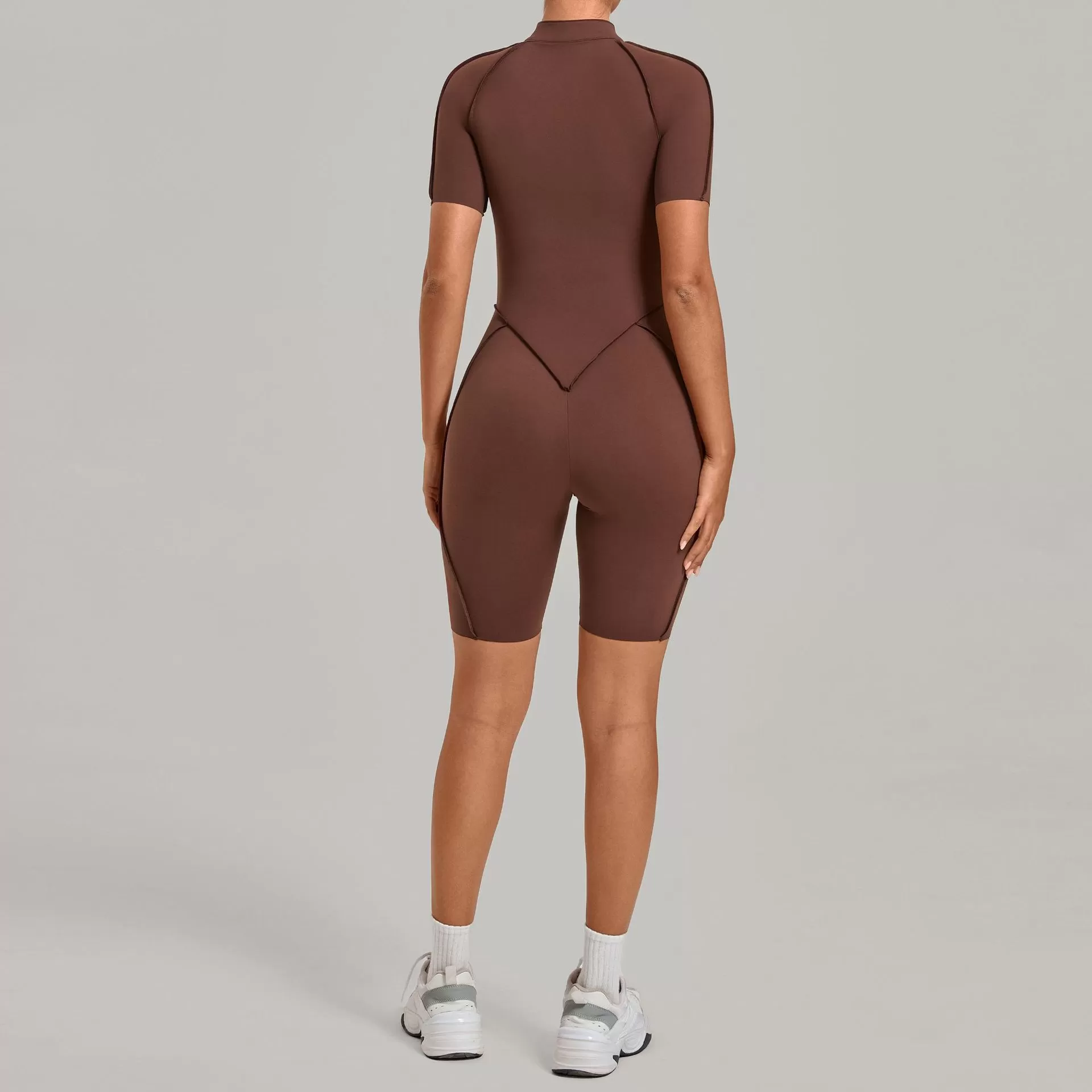 Mono deportivo de una pieza para mujer con media cremallera y manga corta, ideal para yoga y fitness (FGB2630)