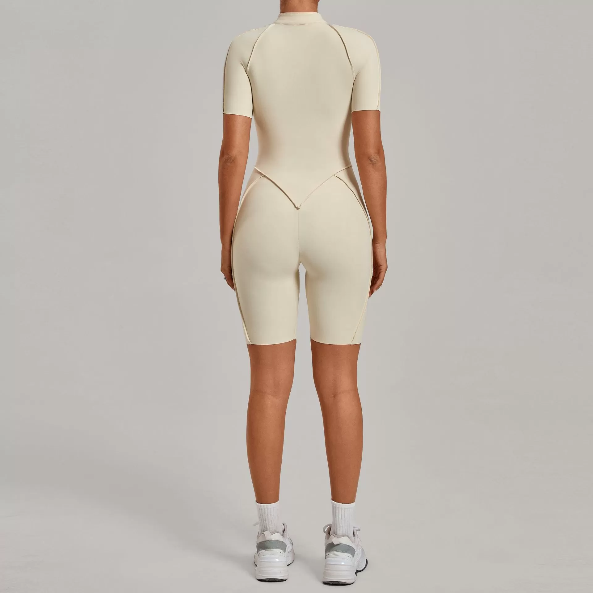 Mono deportivo de una pieza para mujer con media cremallera y manga corta, ideal para yoga y fitness (FGB2630)