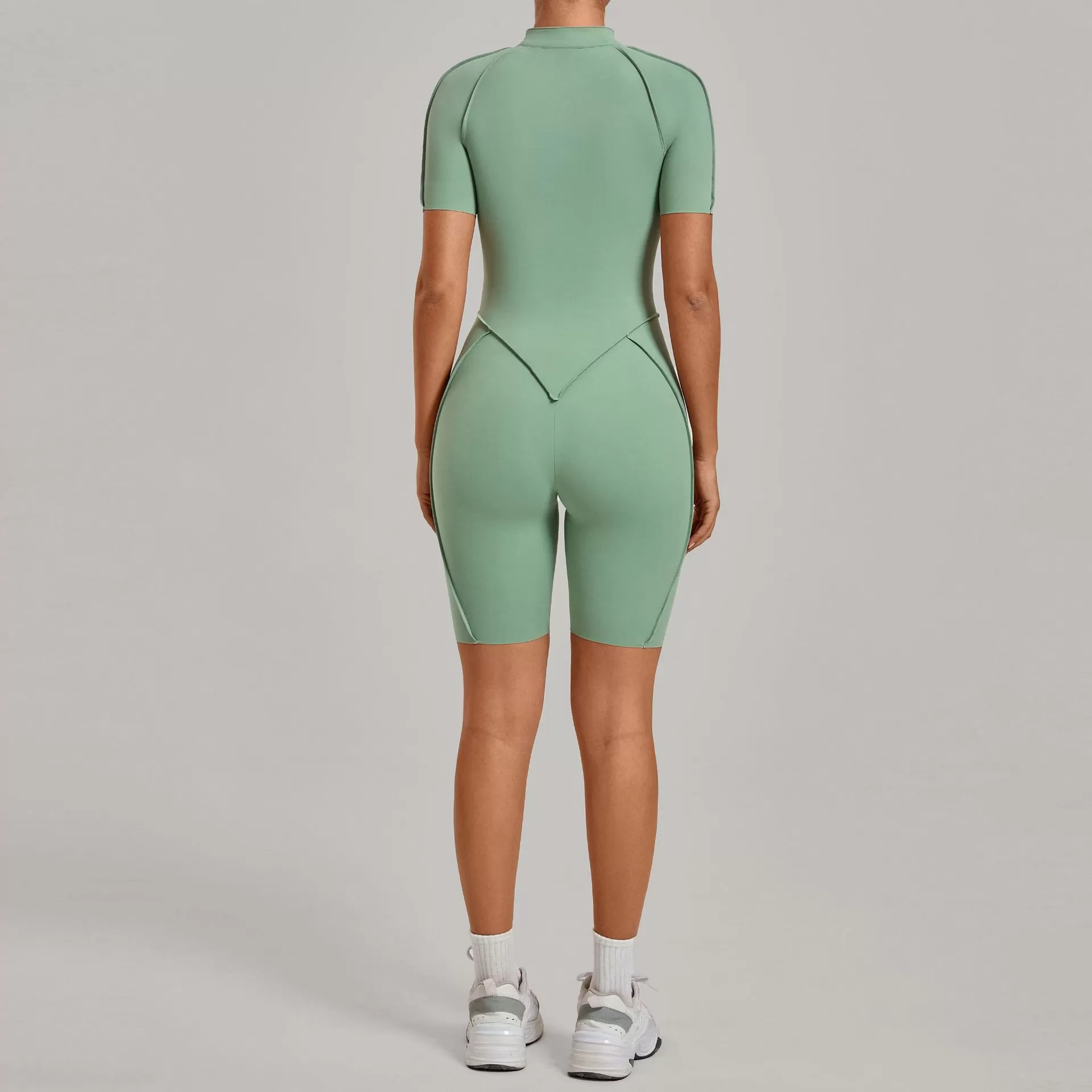 Mono deportivo de una pieza para mujer con media cremallera y manga corta, ideal para yoga y fitness (FGB2630)