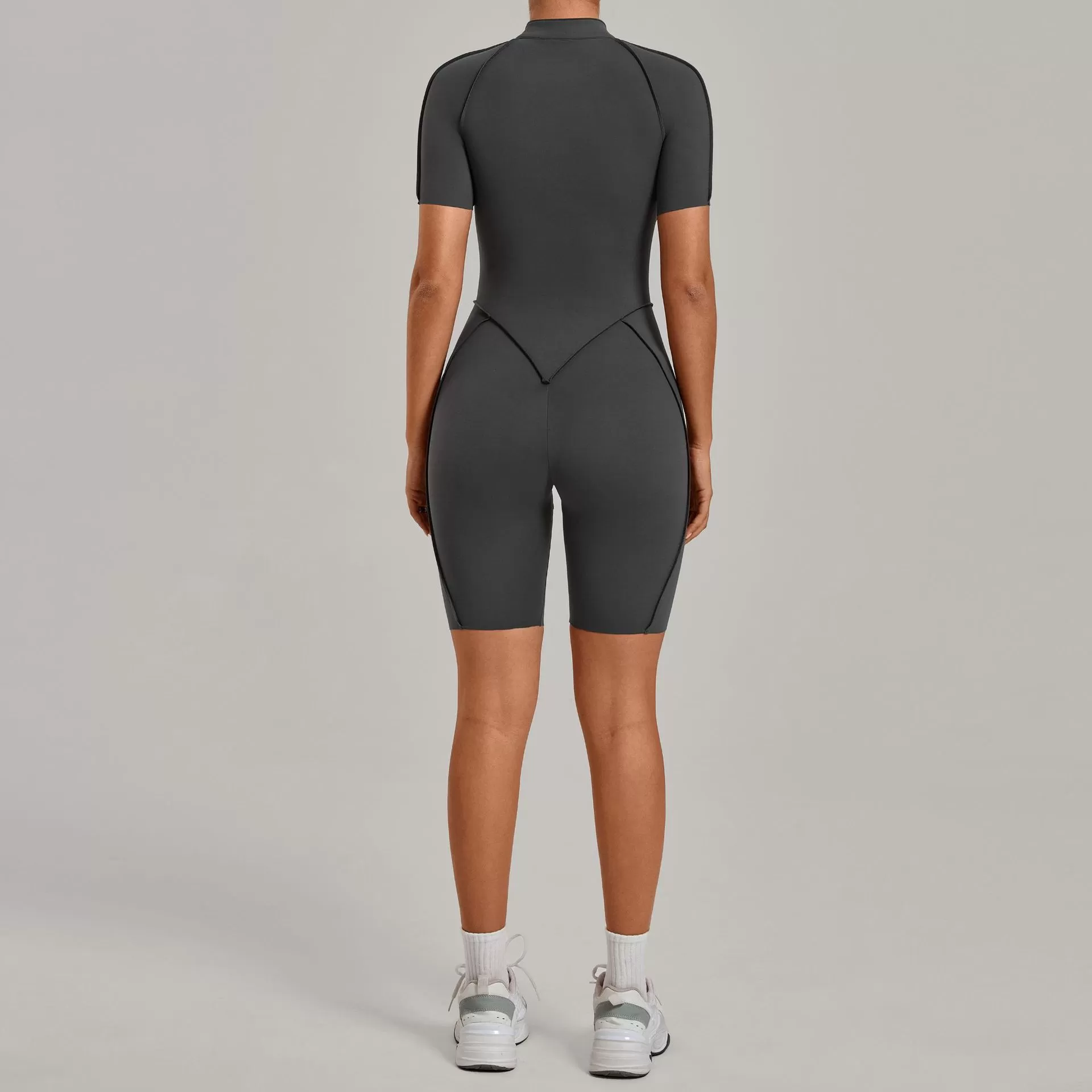 Mono deportivo de una pieza para mujer con media cremallera y manga corta, ideal para yoga y fitness (FGB2630)