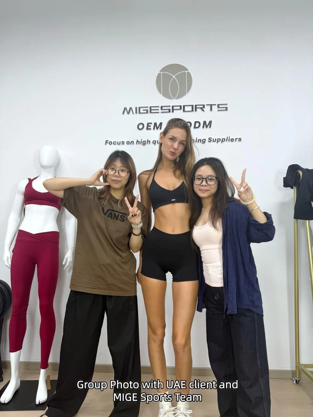 Cliente de los EAU visita MIGE Sports para conocer los servicios de un proveedor de ropa deportiva profesional.