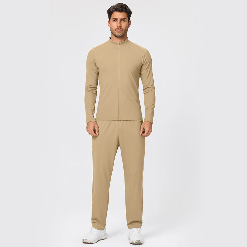 Chaquetas y pantalones caqui