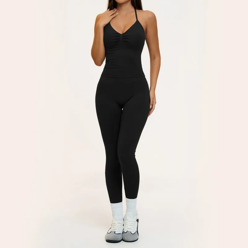 Camiseta de tirantes y leggings negros