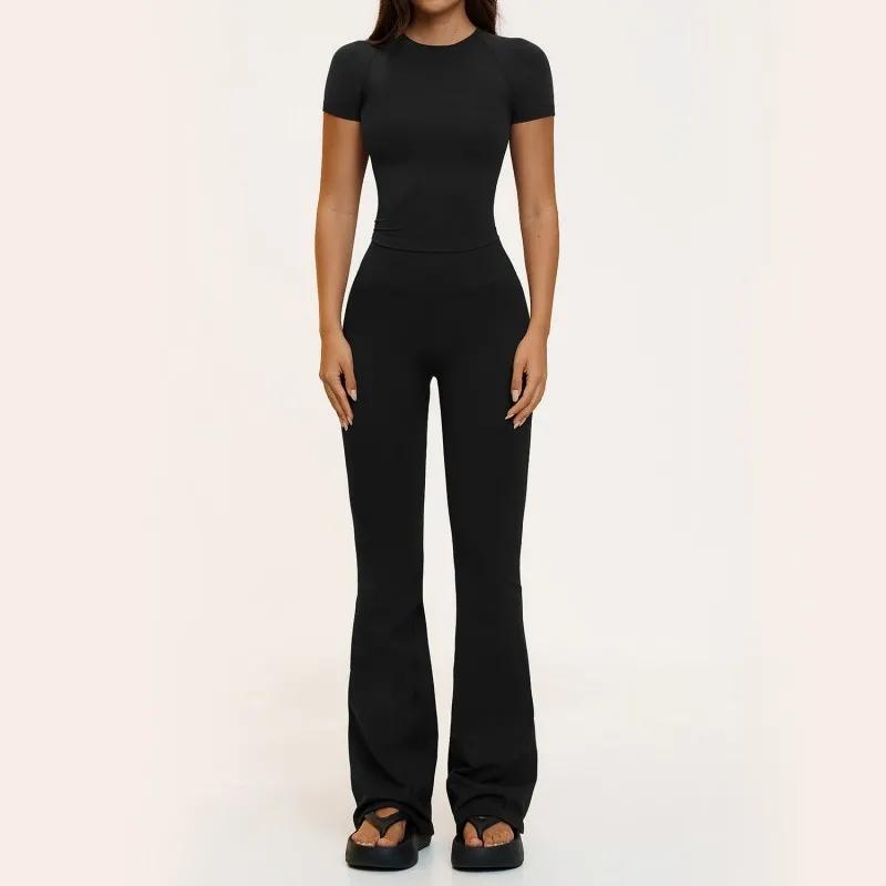 Camiseta negra de manga corta y pantalones