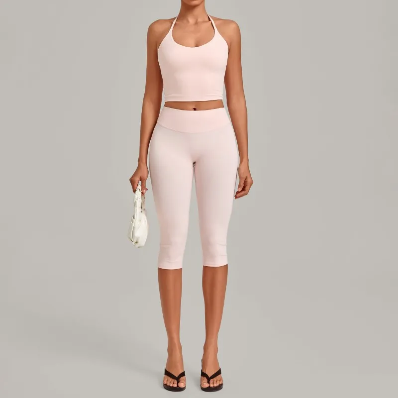 Camiseta rosa sin mangas + leggings de tres cuartos