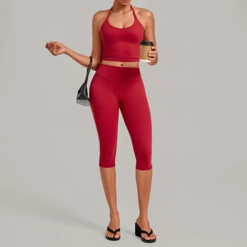 Camiseta roja sin mangas + leggings de tres cuartos