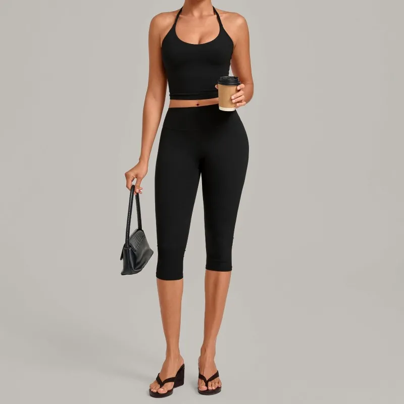 Camiseta negra sin mangas + leggings de tres cuartos
