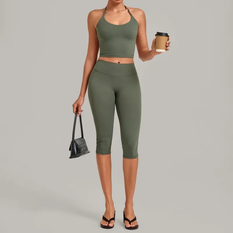 Camiseta sin mangas verde caqui + leggings de tres cuartos