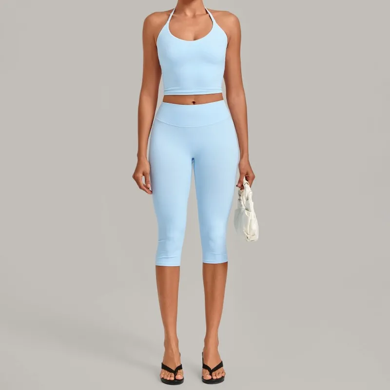 Camiseta sin mangas azul claro + leggings de tres cuartos