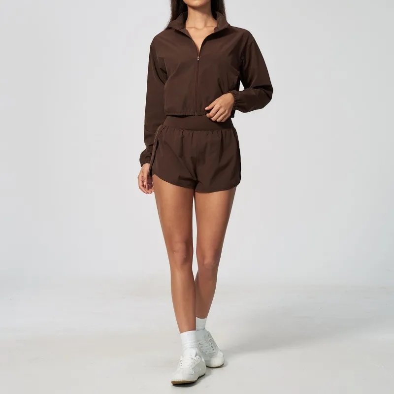 Chaquetas y pantalones cortos de café