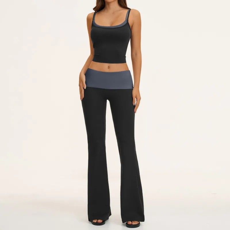 Camiseta negra sin mangas + pantalones acampanados