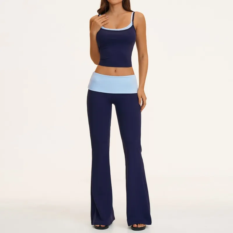 Camiseta sin mangas azul marino + pantalones acampanados