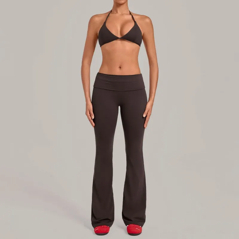 Sujetador de café + pantalones acampanados