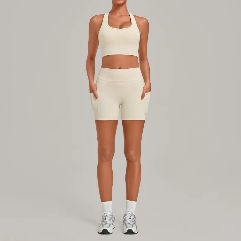 Sujetador y shorts color crema