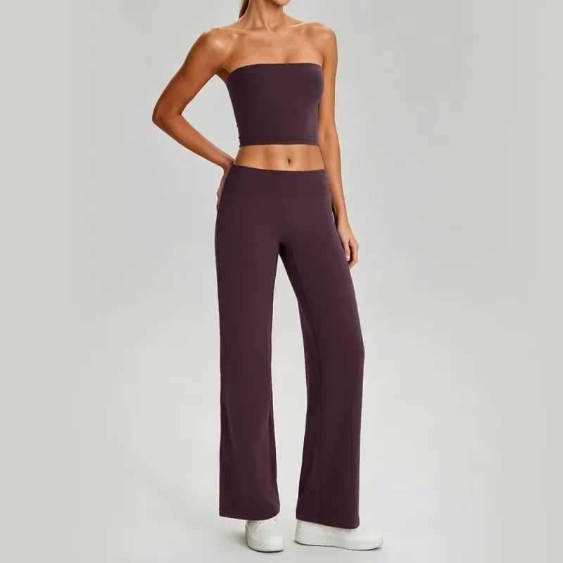 Camiseta sin mangas y pantalones de color morado oscuro.