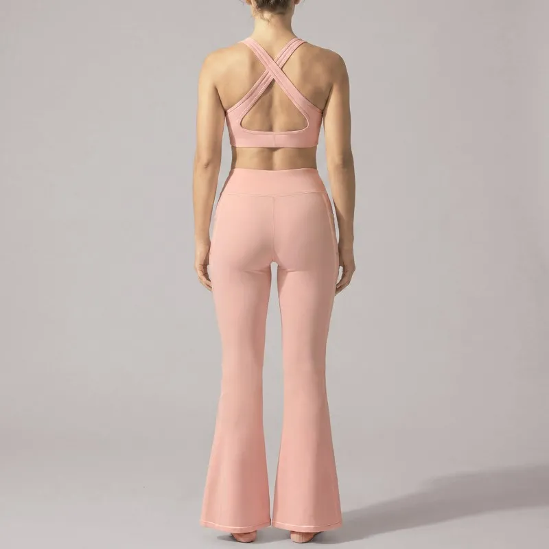 Sujetador rosa + pantalones acampanados