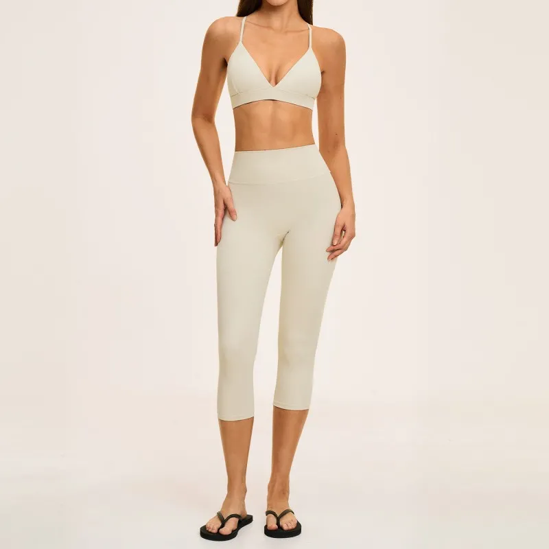 Sujetador color avena + leggings de tres cuartos