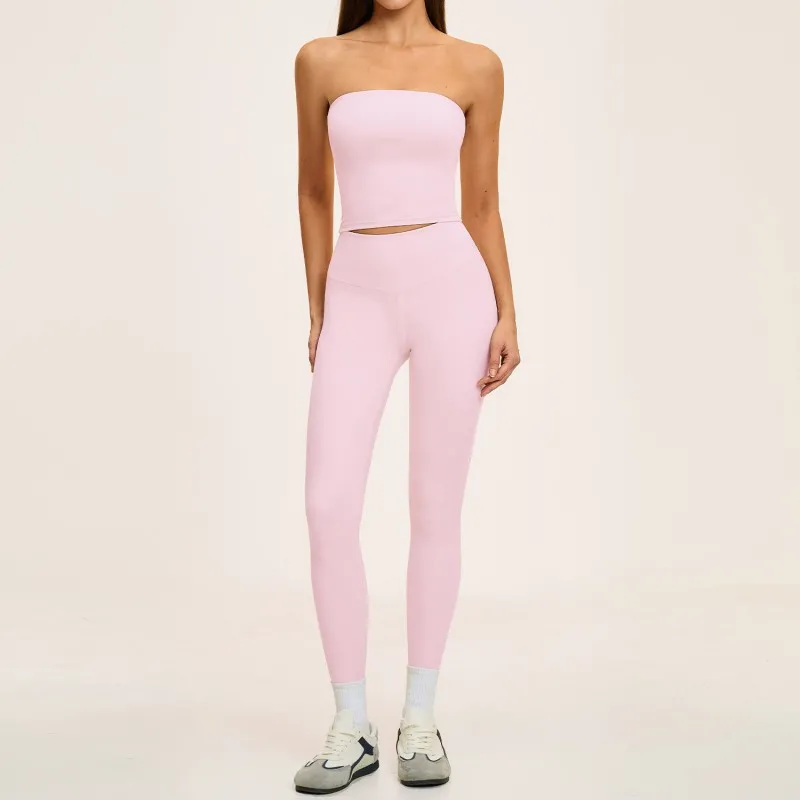 Camiseta sin mangas y leggings de color rosa claro.