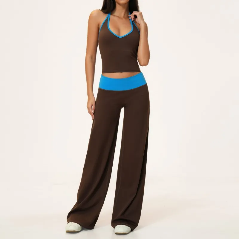 Camisetas sin mangas y pantalones marrones y azules