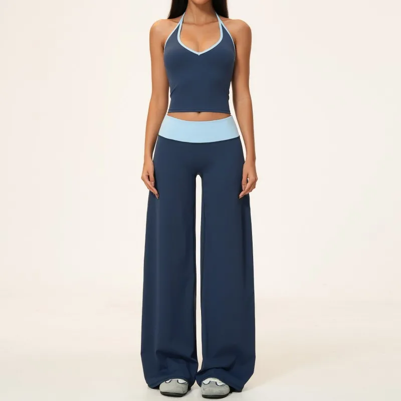 Camisetas sin mangas y pantalones azul oscuro y azul claro.