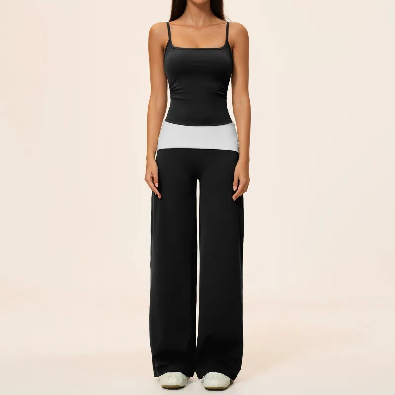 Camiseta sin mangas y pantalones negros