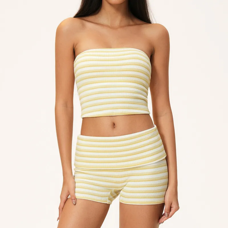 Conjunto de camiseta de tirantes y pantalones cortos (amarillo y blanco)