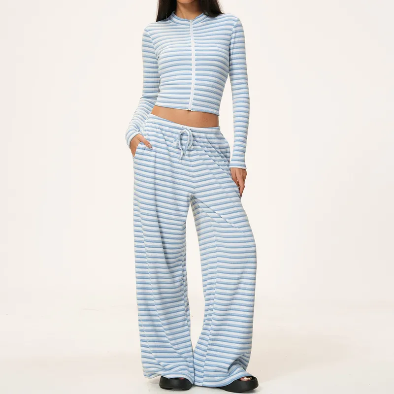 Chaquetas y pantalones azul claro y blanco