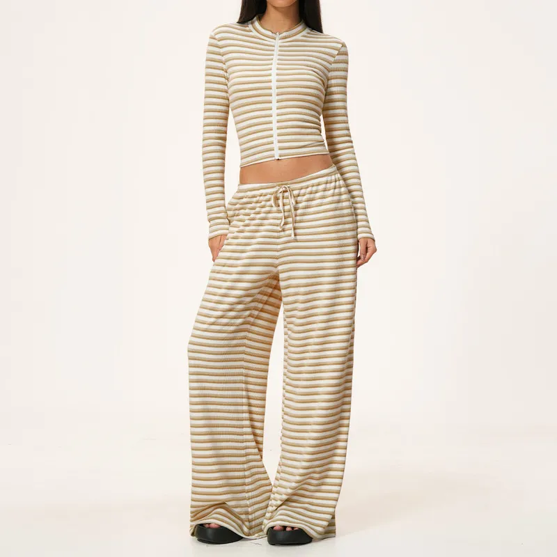 Chaquetas y pantalones caqui y blancos