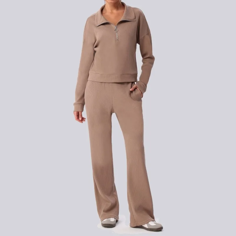 Conjunto de top de manga larga y pantalón color camel