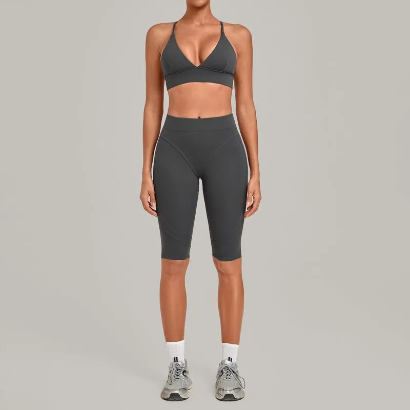 Sujetador gris + leggings hasta la rodilla
