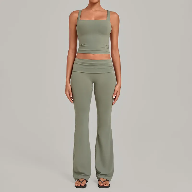 Camisetas de tirantes verdes y pantalones acampanados