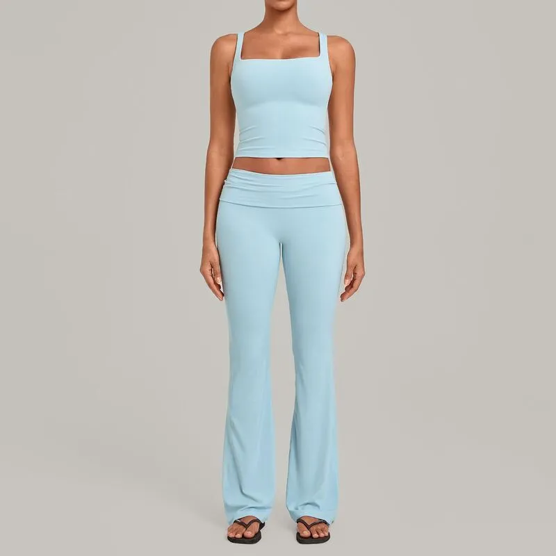 Camisetas de tirantes azules y pantalones acampanados