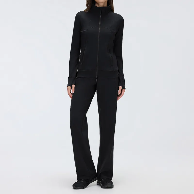 Chaquetas y pantalones negros