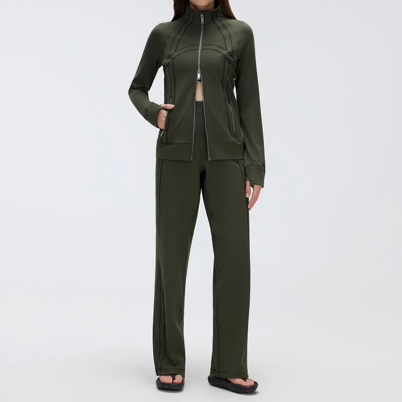 Chaquetas y pantalones color oliva
