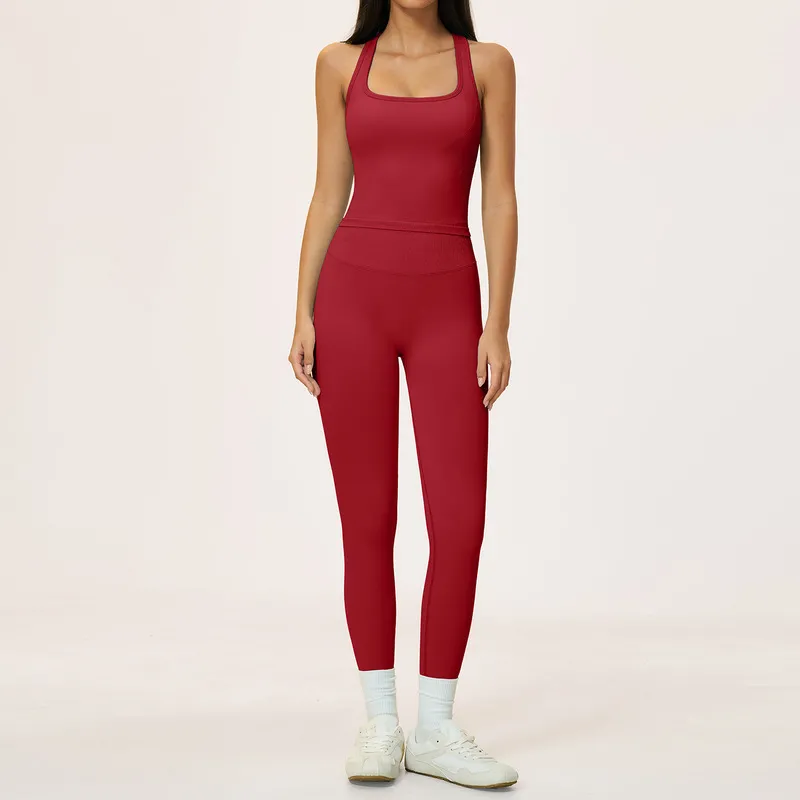 Camiseta de tirantes roja y leggings