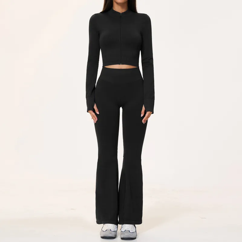 Chaquetas negras y pantalones acampanados