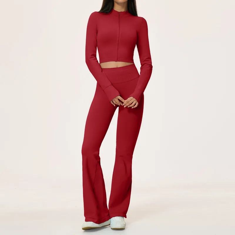 Chaqueta roja y pantalones acampanados