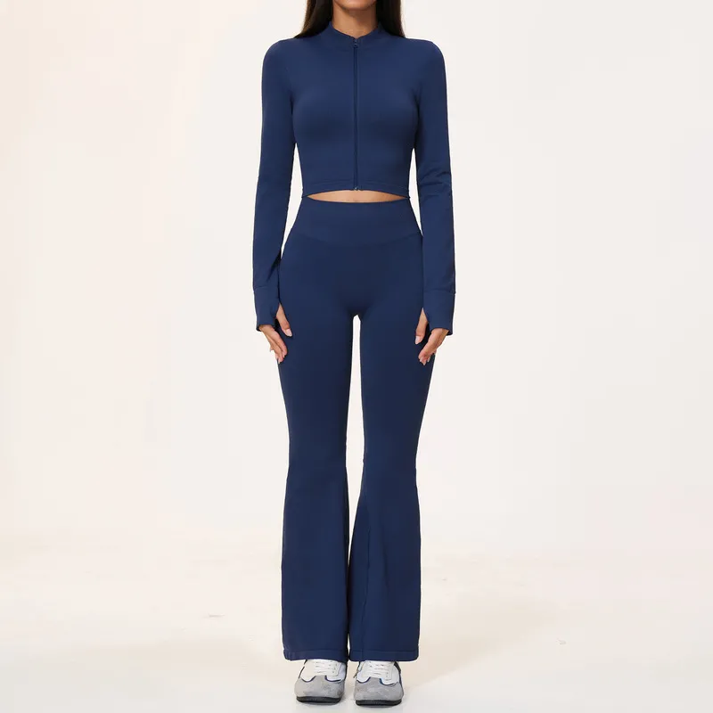 Chaquetas azul nublado y pantalones acampanados