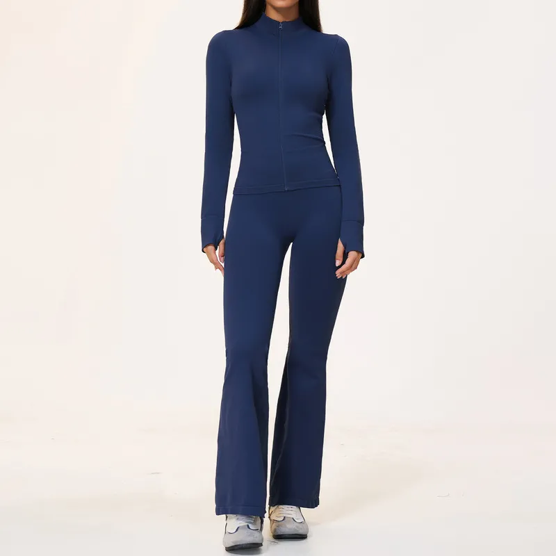 Chaquetas azul nublado + pantalones acampanados