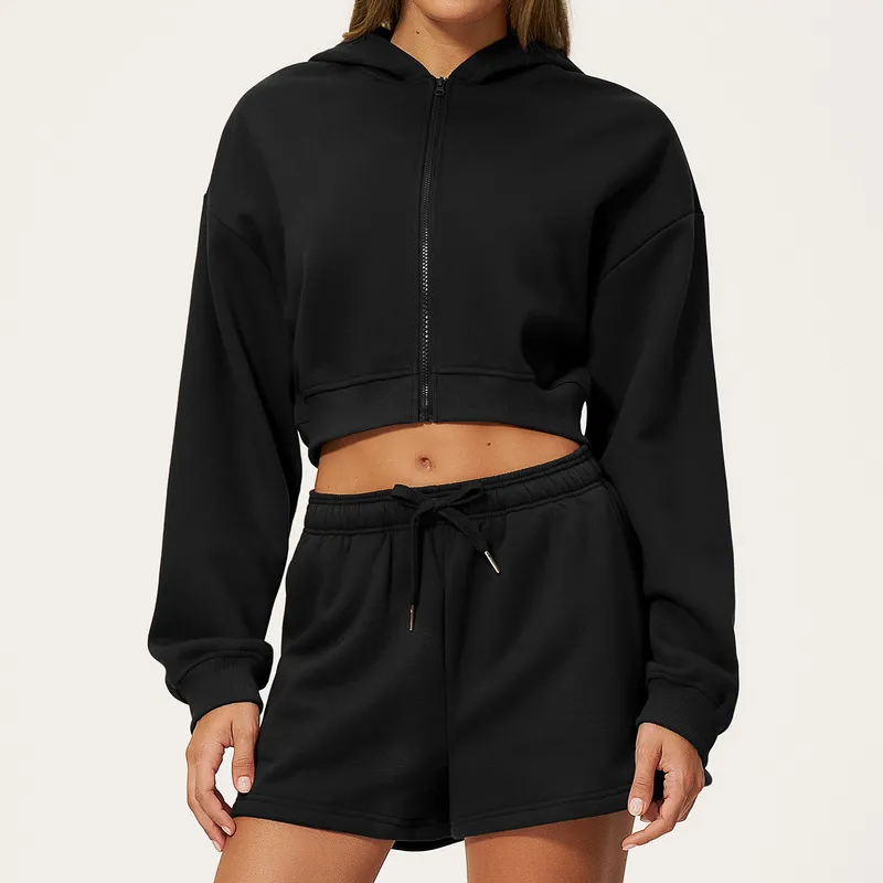 Sudadera negra con capucha y cremallera completa (estilo *crop*) + pantalones cortos casuales