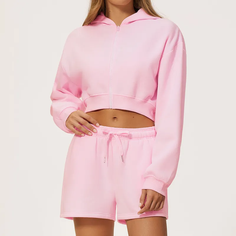 Sudadera con capucha y cremallera completa (estilo *crop*) rosa bebé + pantalones cortos casuales