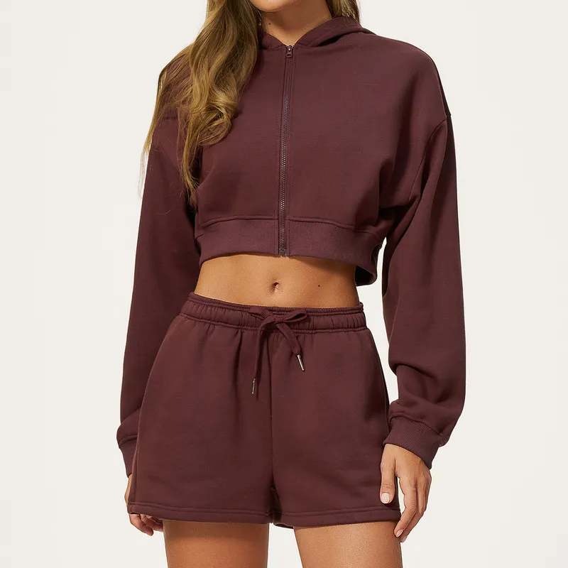 Sudadera corta con cremallera completa color vino y pantalones cortos casuales
